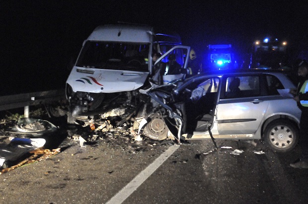 ТЕЖАК УДЕС НА ИБАРСКОЈ: У судару са мини-бусом погинуо возач фијата, повређено 11 особа (ФОТО)